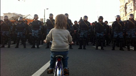 Boy on a Bike Becomes Moscow’s Tiananmen Image Boy on a Bike Becomes Moscow’s Tiananmen Image